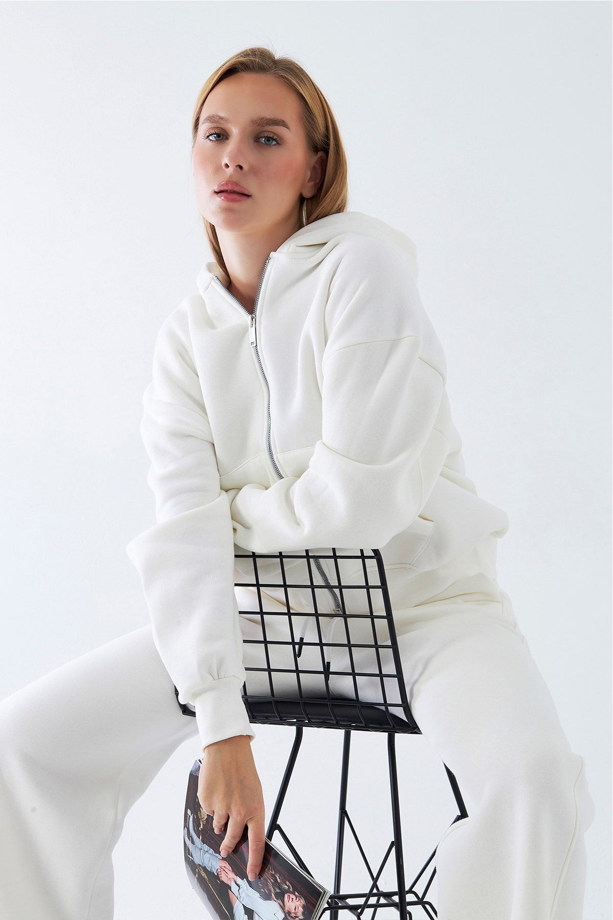 Kadın Oversize Zip Hoodie Beyaz – Fermuarlı, Kapüşonlu, Kangru Cep,  3 İplik Şardonlu Polar