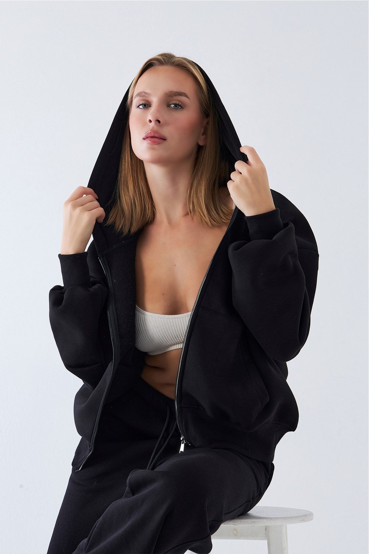 Kadın Oversize Zip Hoodie Siyah – Fermuarlı, Kapüşonlu, Kangru Cep,  3 İplik Şardonlu Polar