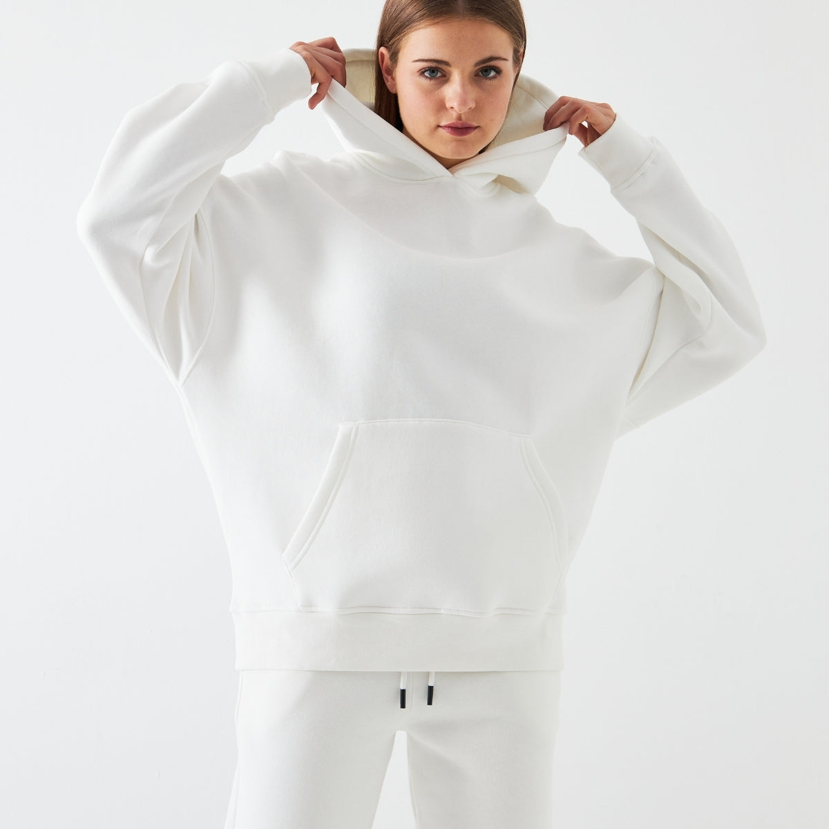 Oversize Unisex Eşofman Takımı Beyaz – Basic, 3 İplik Şardonlu Polar; Kapüşonlu Üst, Lastikli Alt