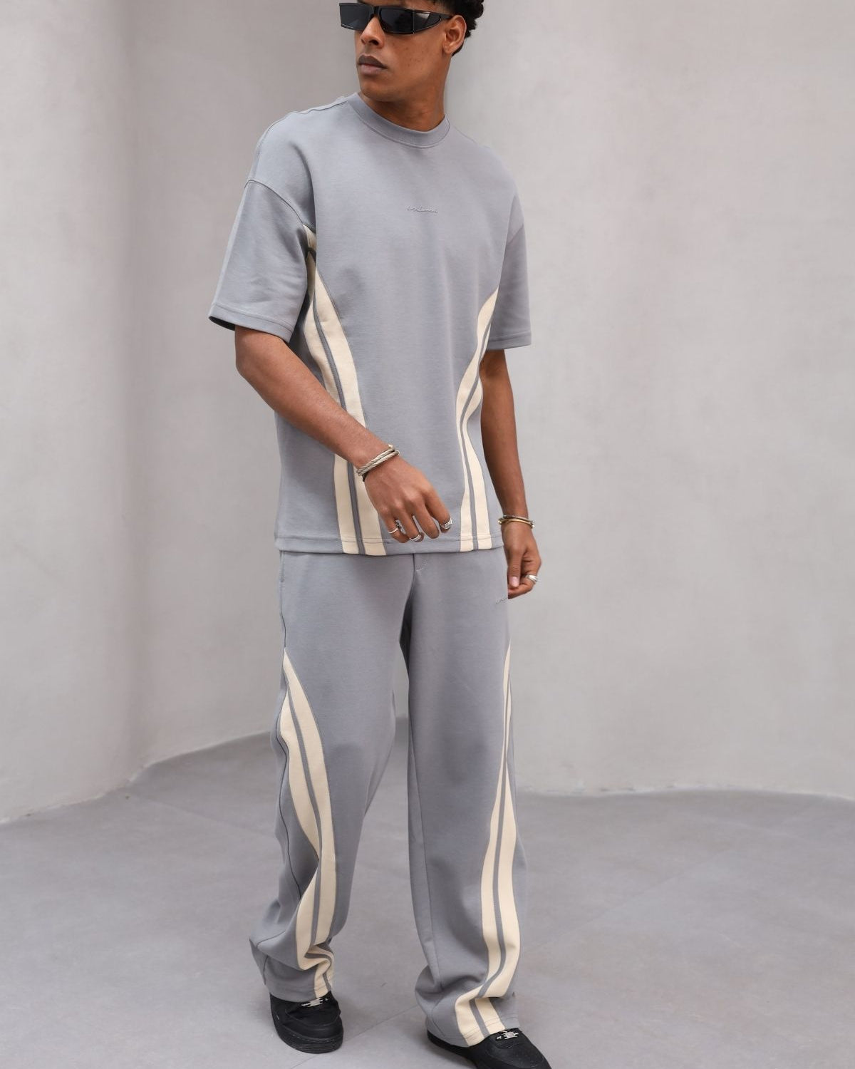 Rahat Kesim Şerit Detaylı Minimal Çizgili Oversize Erkek Günlük Takım