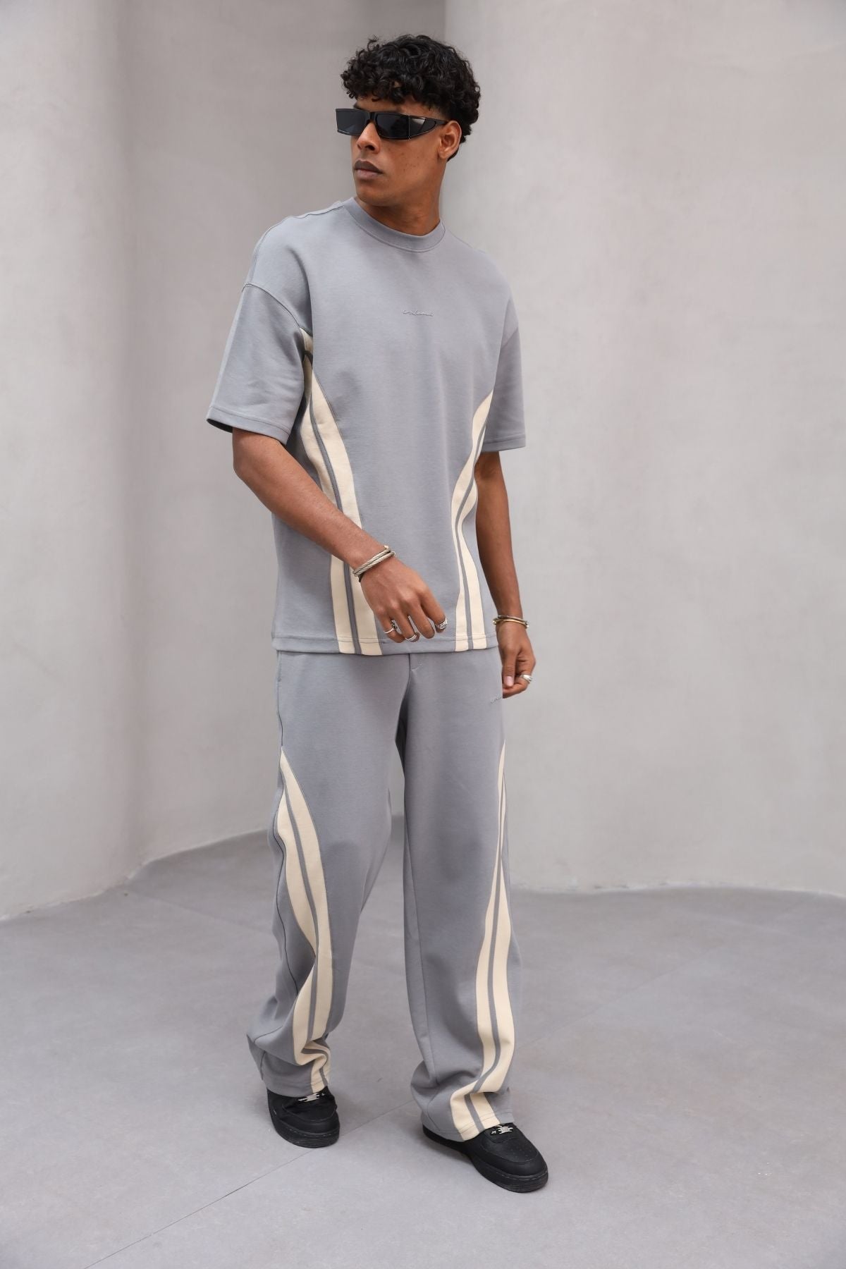 Rahat Kesim Şerit Detaylı Minimal Çizgili Oversize Erkek Günlük Takım
