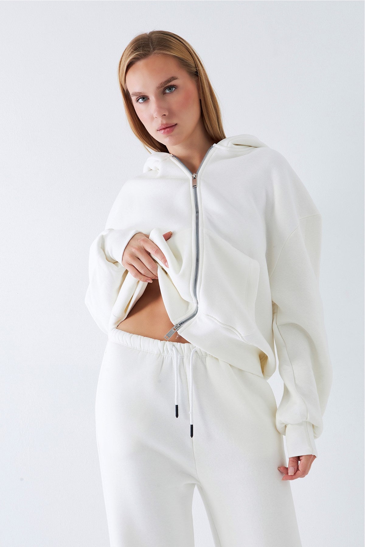 Kadın Oversize Zip Hoodie Beyaz – Fermuarlı, Kapüşonlu, Kangru Cep,  3 İplik Şardonlu Polar