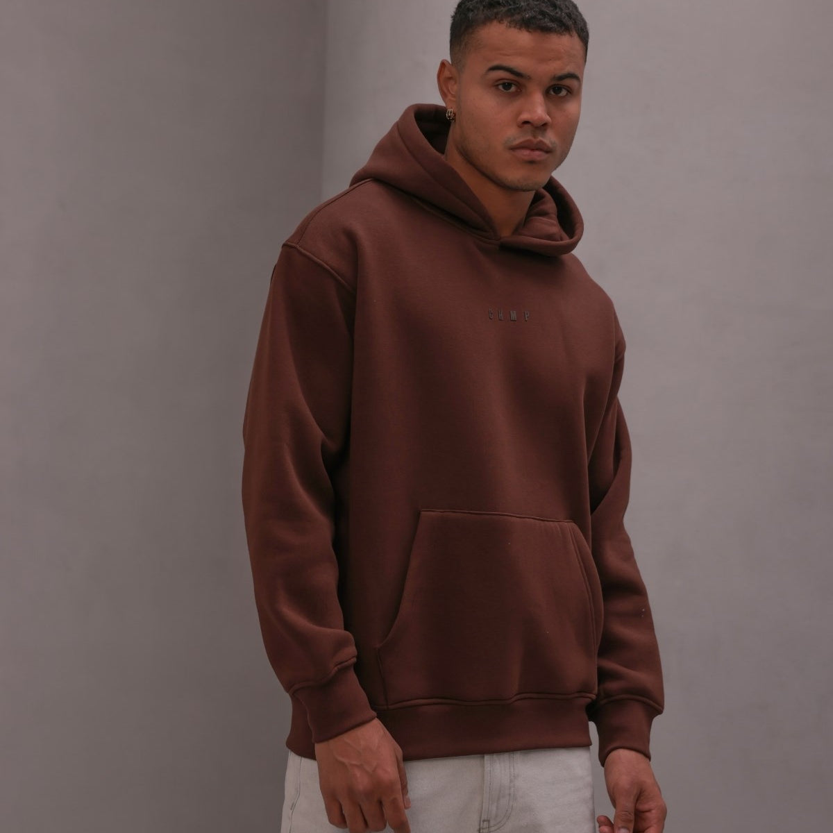 Erkek Oversize Sweatshirt Hoodie CHMP Yazlı Baskılı Kahverengi – Kapüşonlu, 3 İplik , Kanguru Cepli