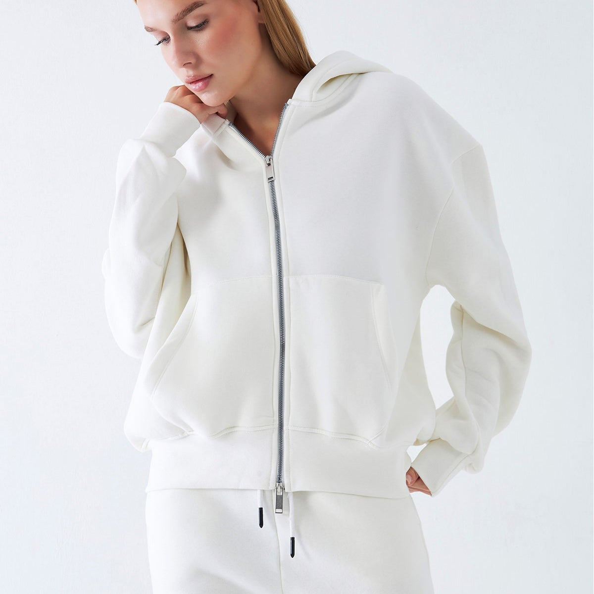 Kadın Oversize Zip Hoodie Beyaz – Fermuarlı, Kapüşonlu, Kangru Cep,  3 İplik Şardonlu Polar
