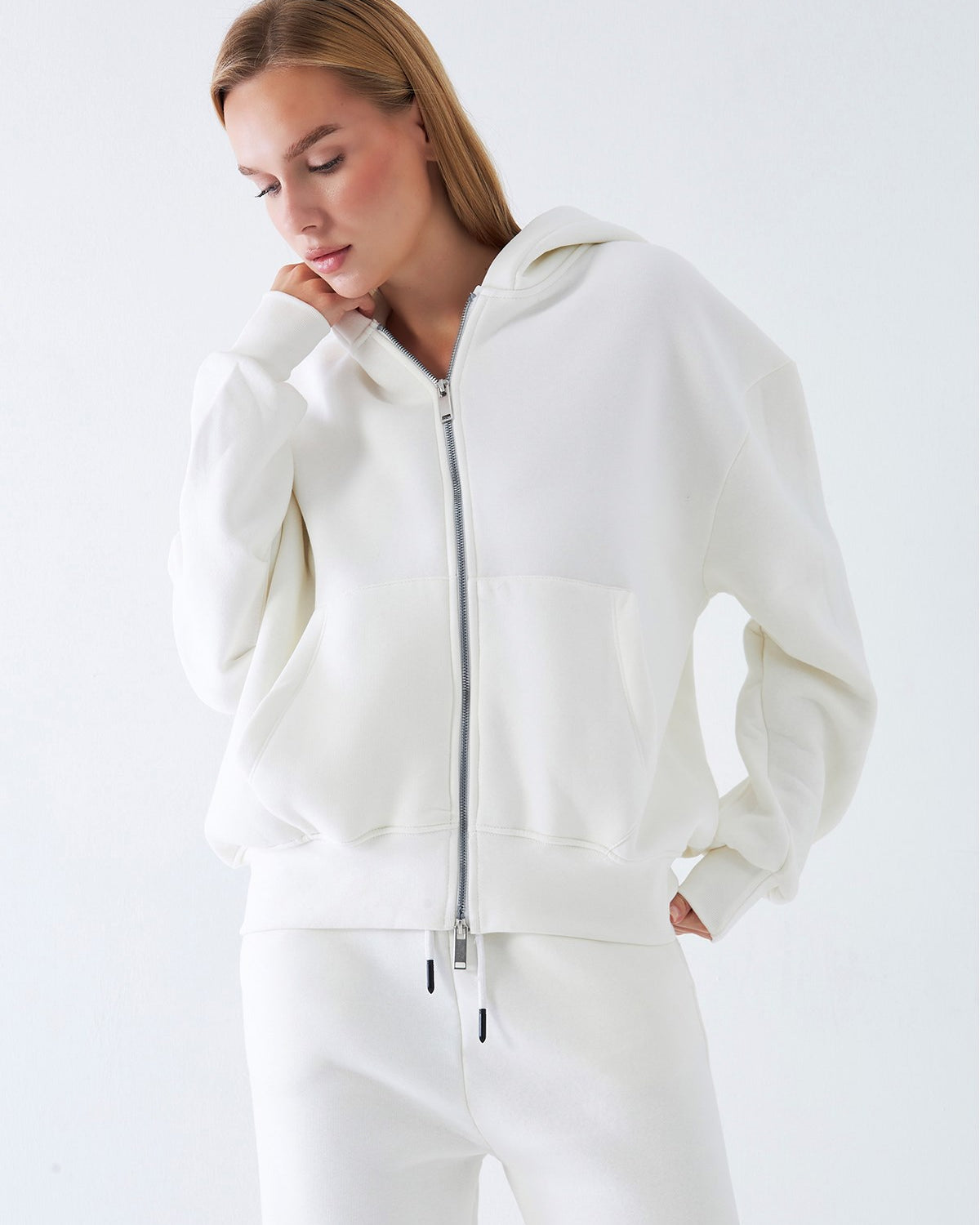 Kadın Oversize Zip Hoodie Beyaz – Fermuarlı, Kapüşonlu, Kangru Cep,  3 İplik Şardonlu Polar