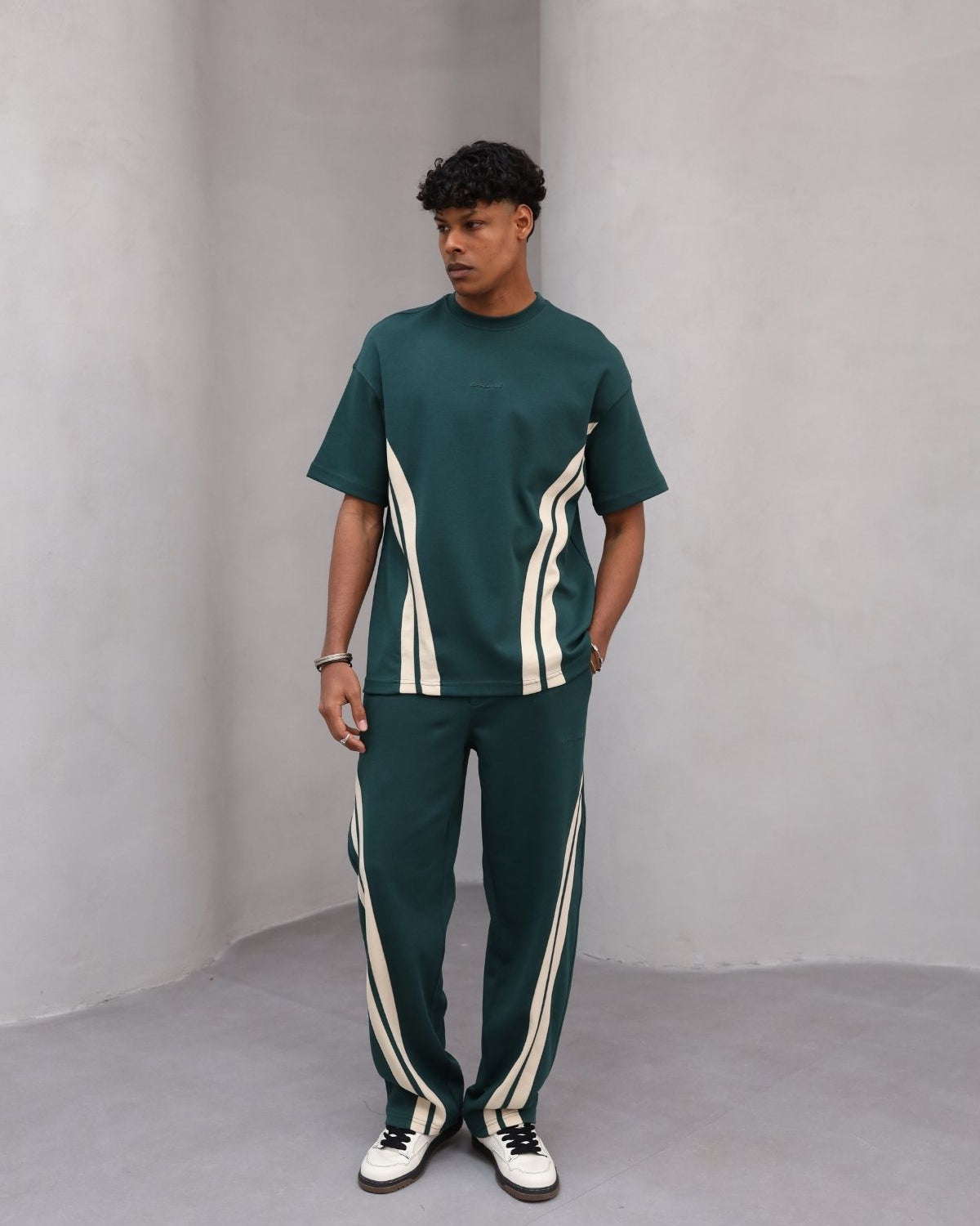 Rahat Kesim Şerit Detaylı Minimal Çizgili Oversize Erkek Günlük Takım