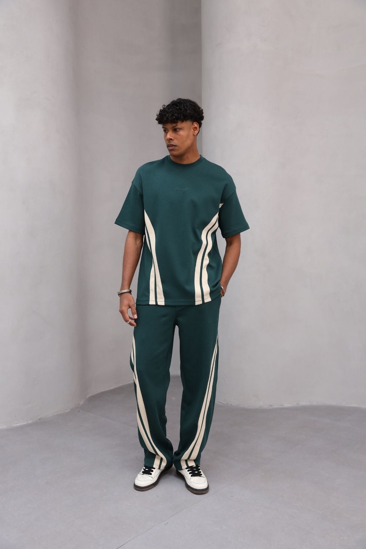 Rahat Kesim Şerit Detaylı Minimal Çizgili Oversize Erkek Günlük Takım