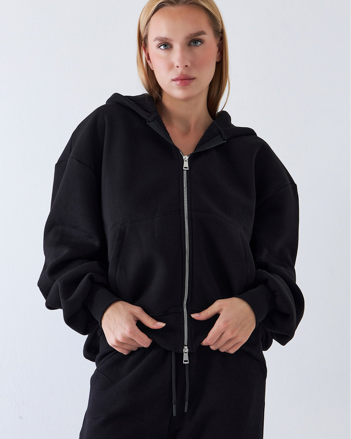 Kadın Oversize Zip Hoodie Siyah – Fermuarlı, Kapüşonlu, Kangru Cep,  3 İplik Şardonlu Polar