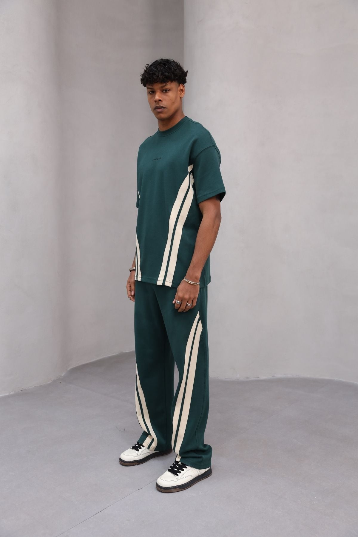 Rahat Kesim Şerit Detaylı Minimal Çizgili Oversize Erkek Günlük Takım