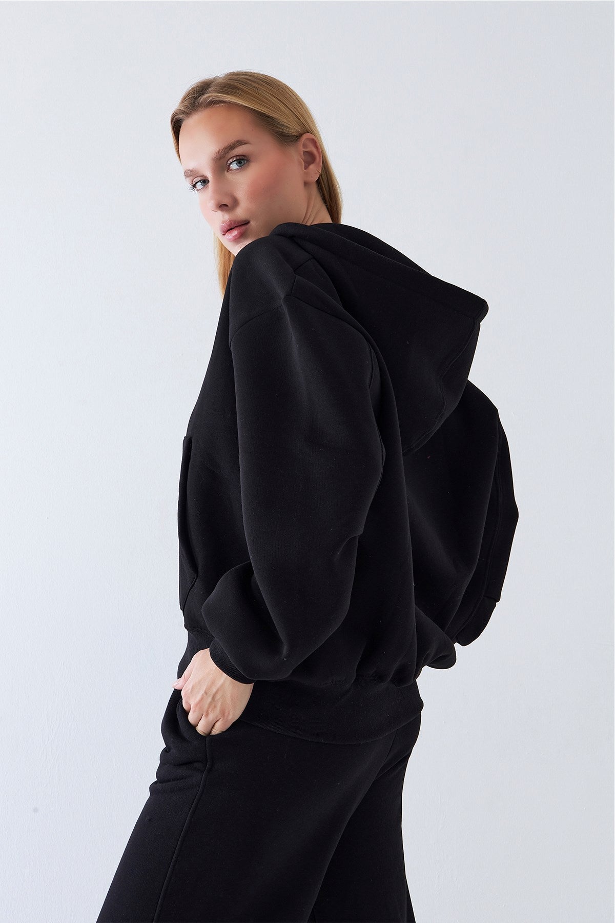 Kadın Oversize Zip Hoodie Siyah – Fermuarlı, Kapüşonlu, Kangru Cep,  3 İplik Şardonlu Polar