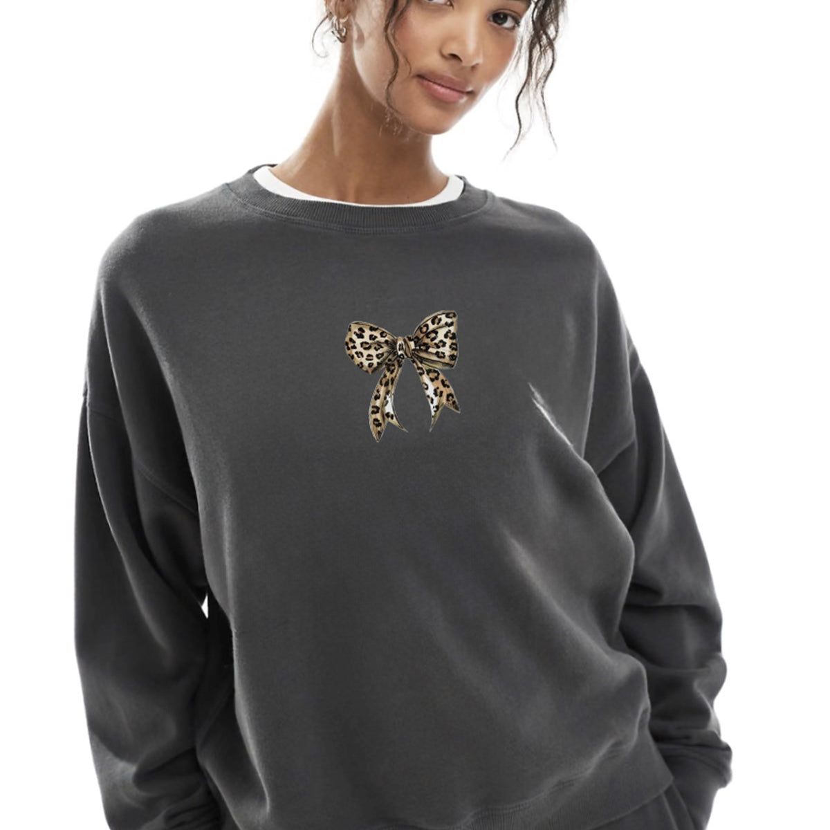 Kadın Oversize Sweatshirt Leo Kurdele Baskılı Füme – Bisiklet Yaka, 3 İplik Şardonlu Polar
