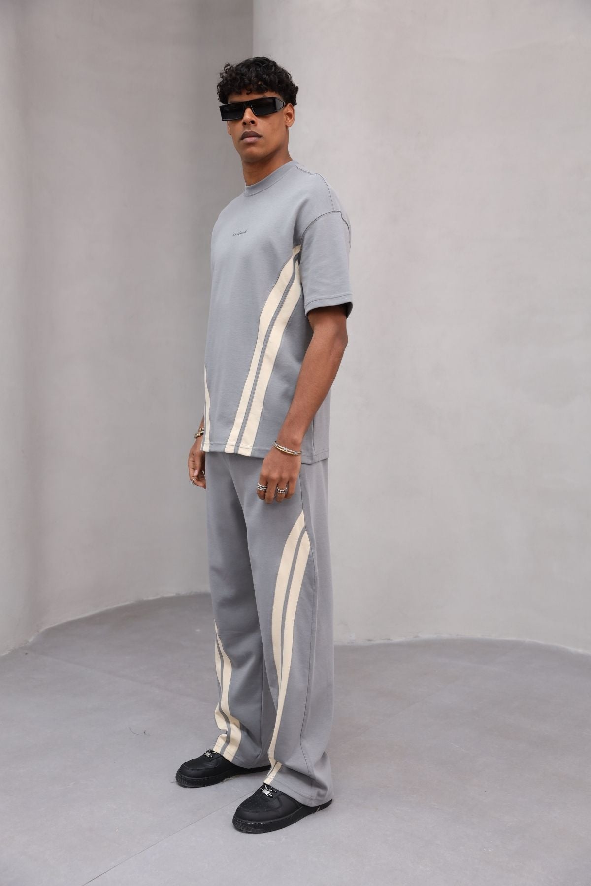 Rahat Kesim Şerit Detaylı Minimal Çizgili Oversize Erkek Günlük Takım