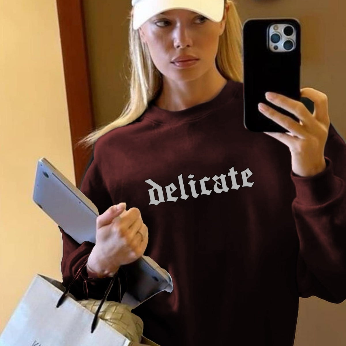 Kadın Bordo Delicate Yazılı Oversize Sweatshirt – Şardonlu 3 İplik, Gotik Baskılı, Casual Şehir Stili