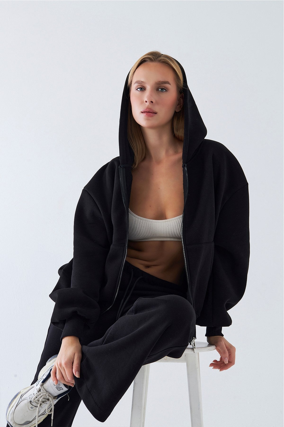 Kadın Oversize Zip Hoodie Siyah – Fermuarlı, Kapüşonlu, Kangru Cep,  3 İplik Şardonlu Polar