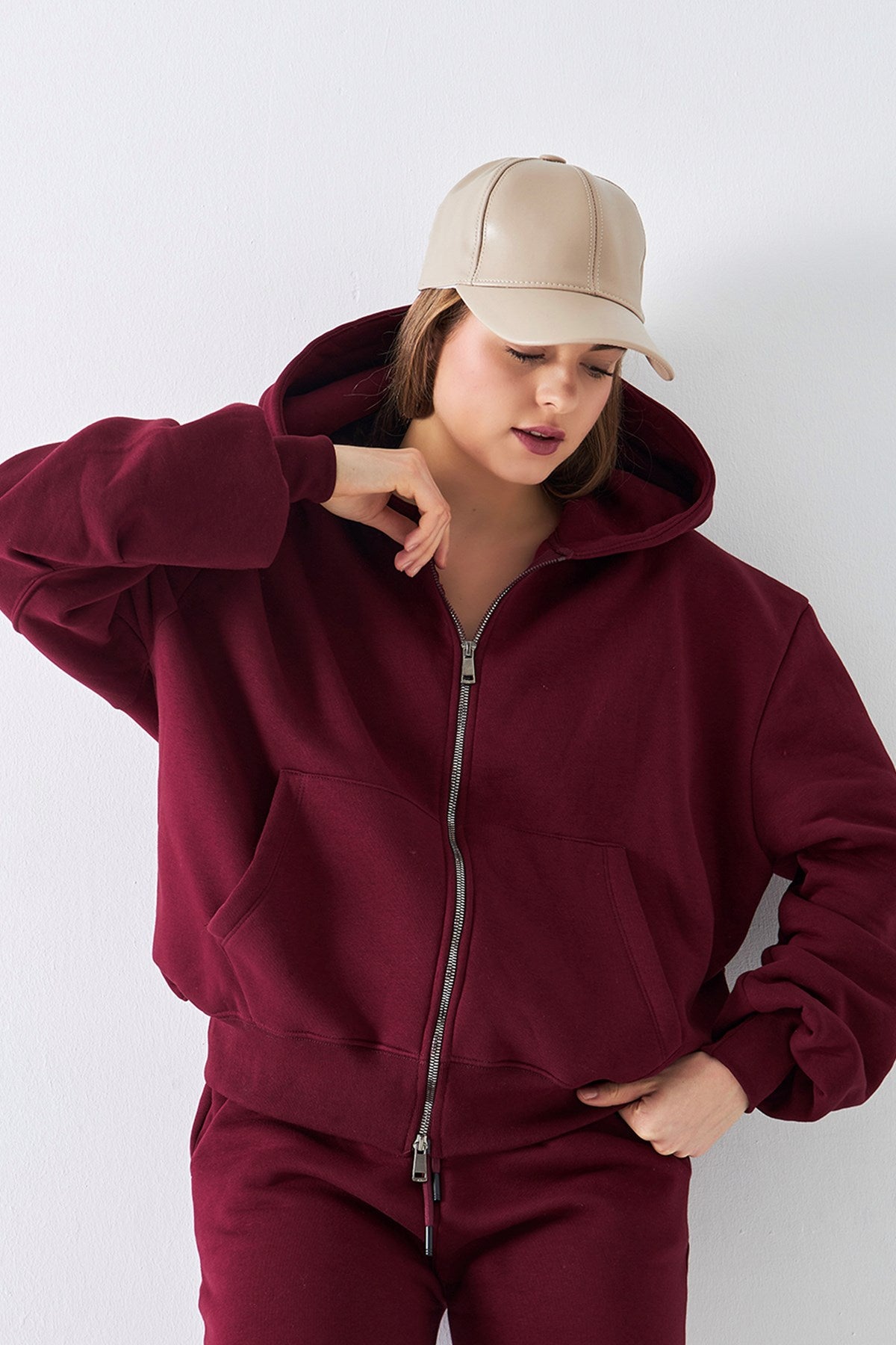 Kadın Oversize Zip Hoodie Bordo – Fermuarlı, Kapüşonlu, Kangru Cep,  3 İplik Şardonlu Polar