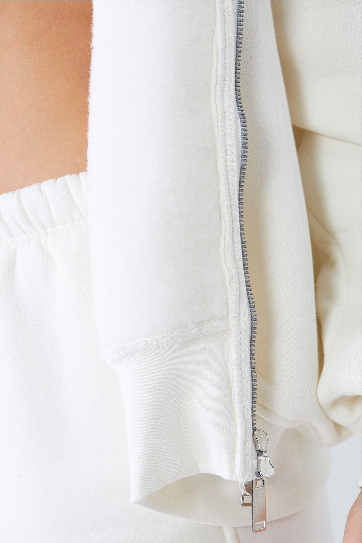 Kadın Oversize Zip Hoodie Beyaz – Fermuarlı, Kapüşonlu, Kangru Cep,  3 İplik Şardonlu Polar