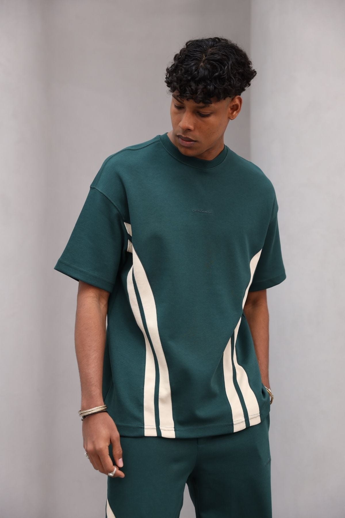 Rahat Kesim Şerit Detaylı Minimal Çizgili Oversize Erkek Günlük Takım