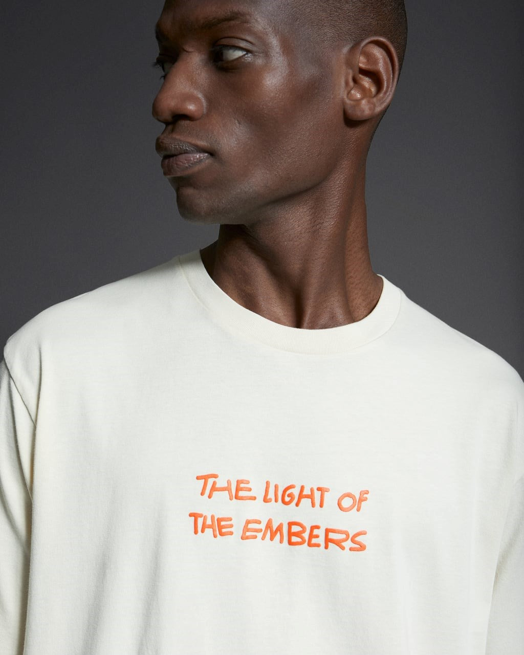Bisiklet Yaka The Light Of The Embers Baskılı Beyaz Oversize Erkek T-shirt