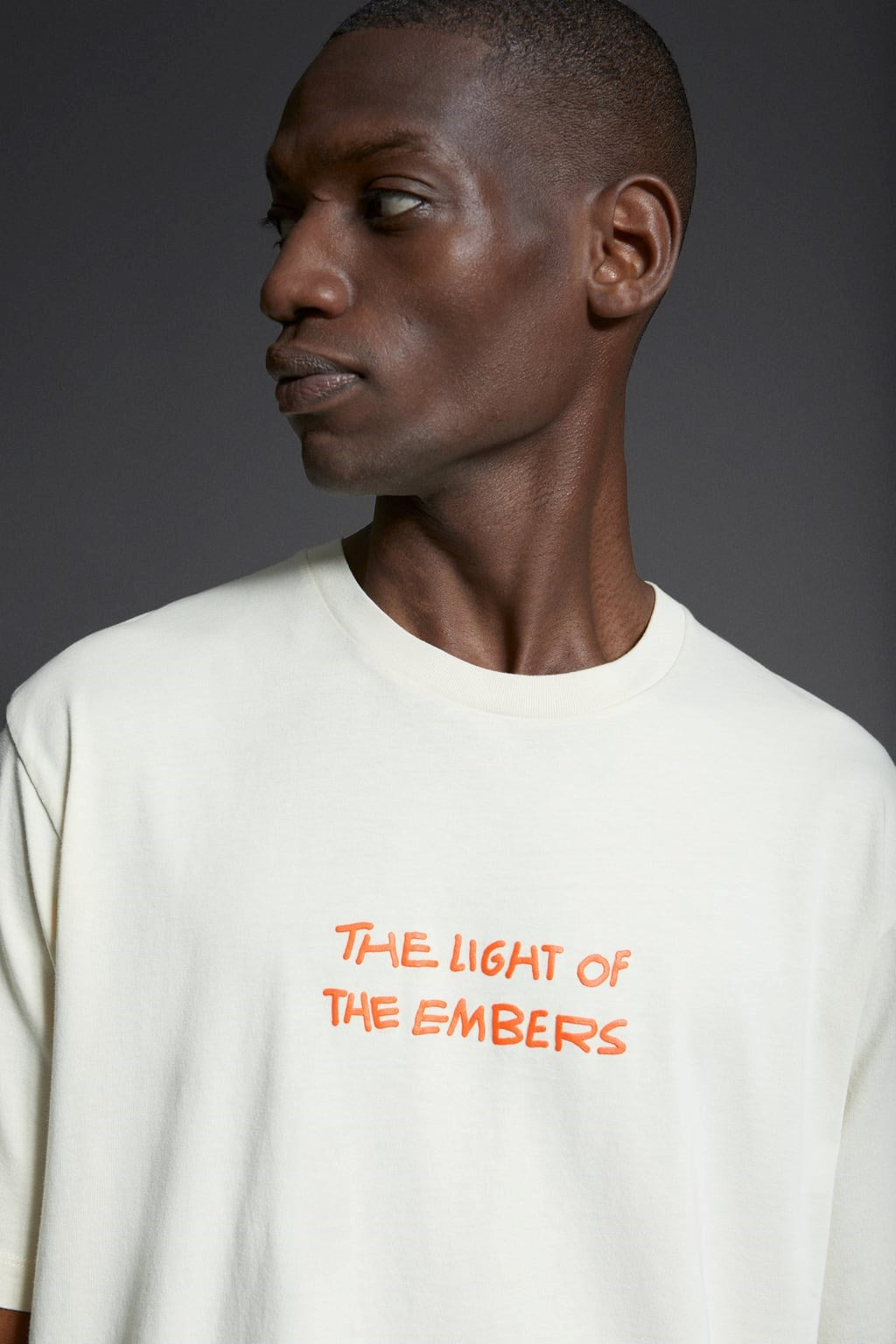 Bisiklet Yaka The Light Of The Embers Baskılı Beyaz Oversize Erkek T-shirt