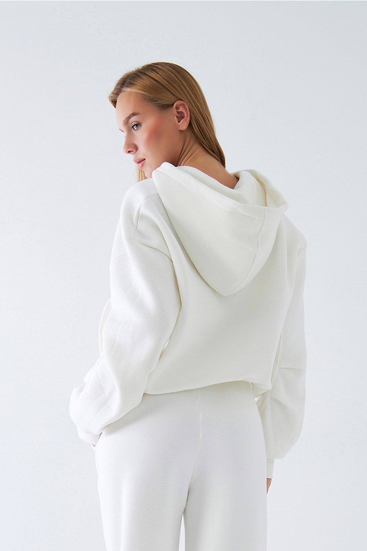 Kadın Oversize Zip Hoodie Beyaz – Fermuarlı, Kapüşonlu, Kangru Cep,  3 İplik Şardonlu Polar
