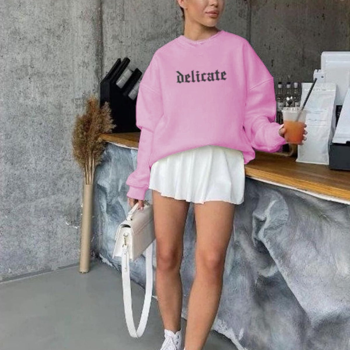Kadın Pembe Delicate Yazılı Oversize Sweatshirt – 3 İplik Şardonlu, Gotik Baskılı, Şehir ve Casual Stili