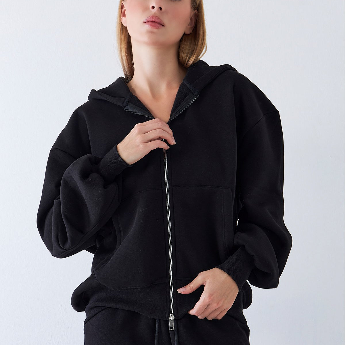 Kadın Oversize Zip Hoodie Siyah – Fermuarlı, Kapüşonlu, Kangru Cep,  3 İplik Şardonlu Polar