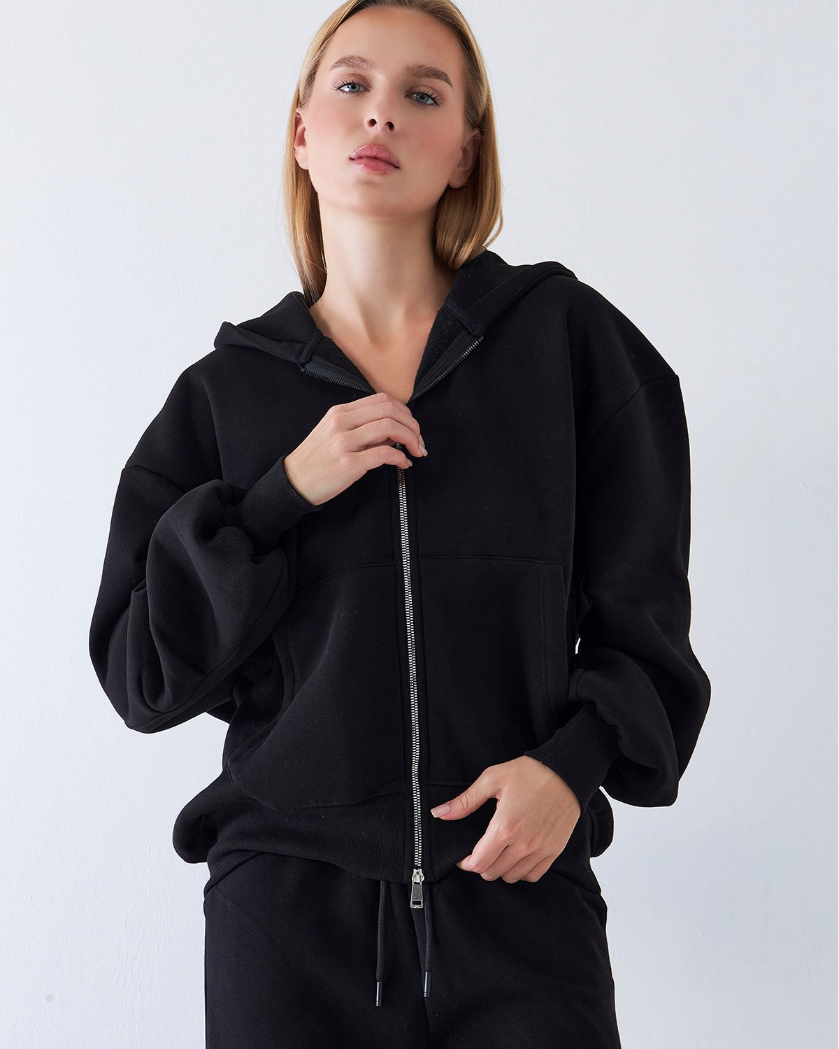 Kadın Oversize Zip Hoodie Siyah – Fermuarlı, Kapüşonlu, Kangru Cep,  3 İplik Şardonlu Polar