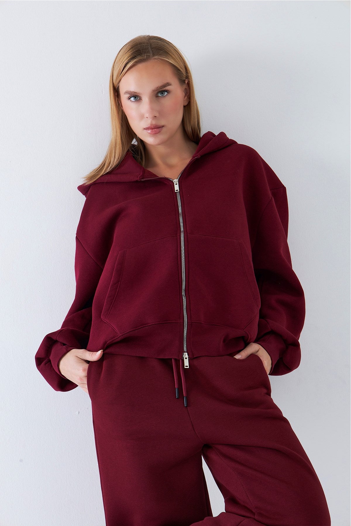 Kadın Oversize Zip Hoodie Bordo – Fermuarlı, Kapüşonlu, Kangru Cep,  3 İplik Şardonlu Polar