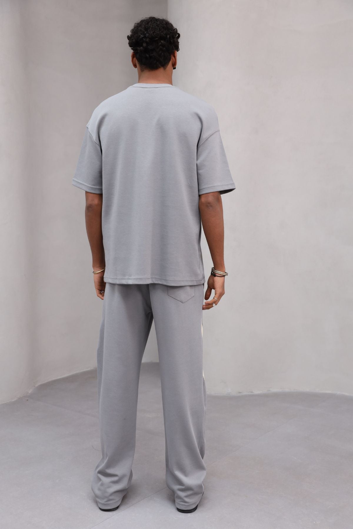 Rahat Kesim Şerit Detaylı Minimal Çizgili Oversize Erkek Günlük Takım