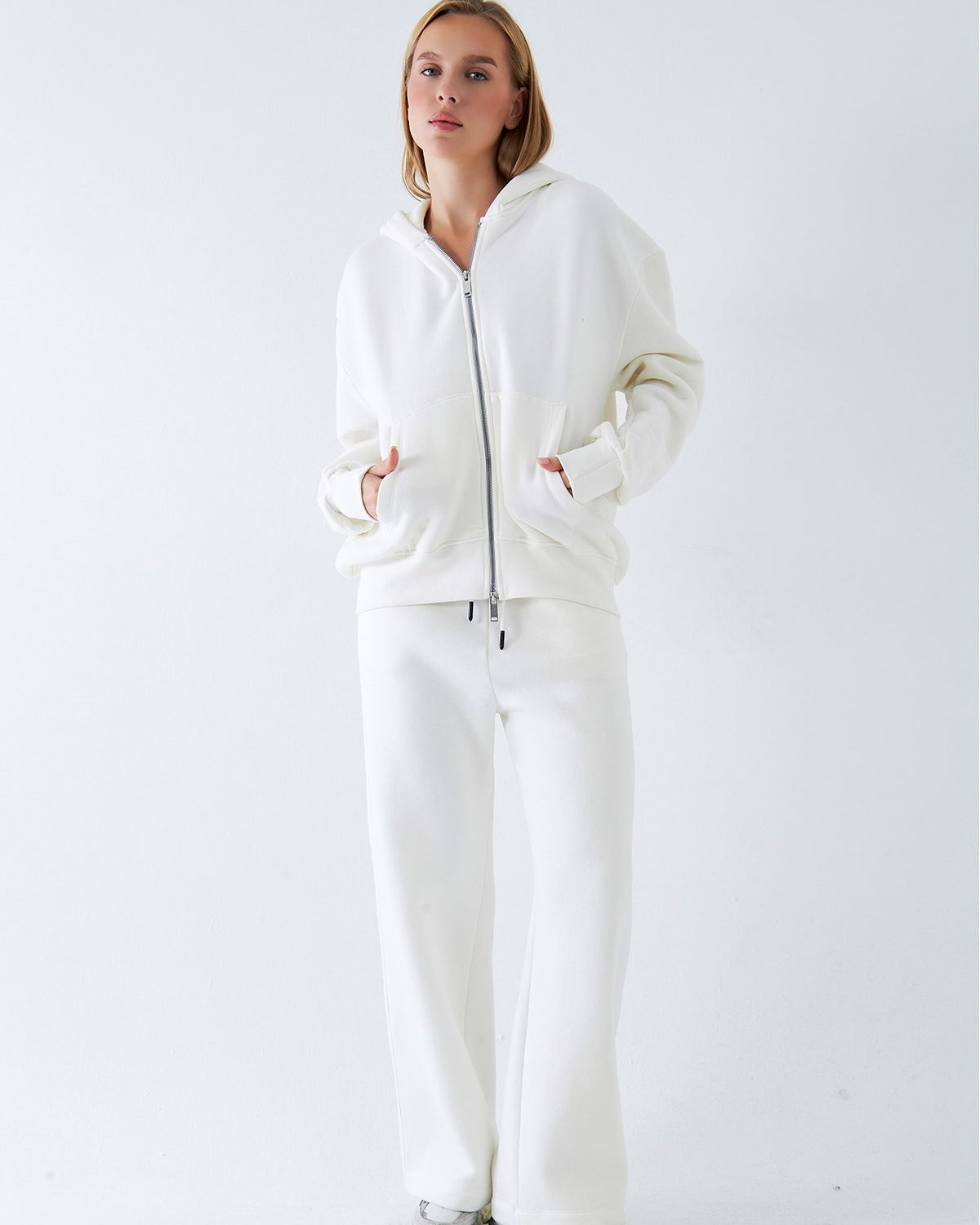 Kadın Oversize Eşofman Takımı Zip Beyaz – Fermuarlı, Kapüşonlu, Bol Paça,  3 İplik Şardonlu Polar