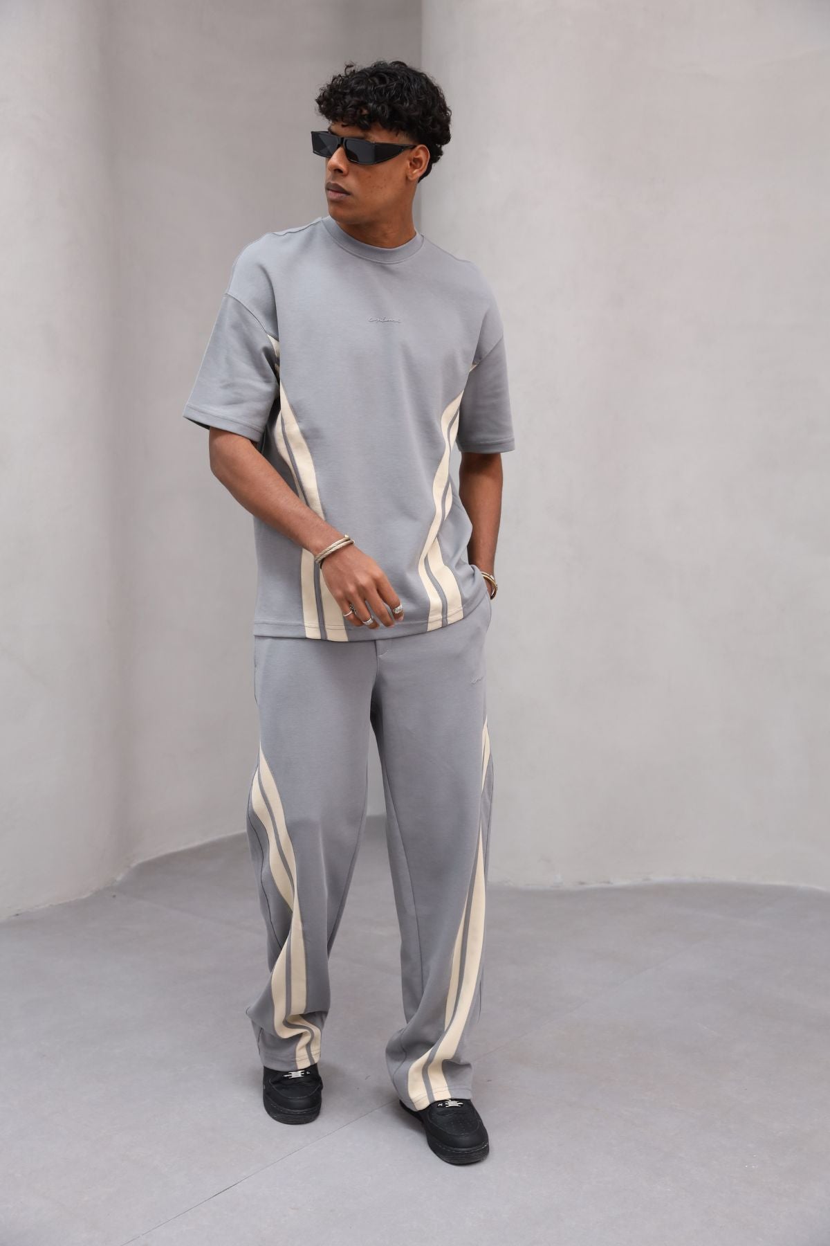 Rahat Kesim Şerit Detaylı Minimal Çizgili Oversize Erkek Günlük Takım