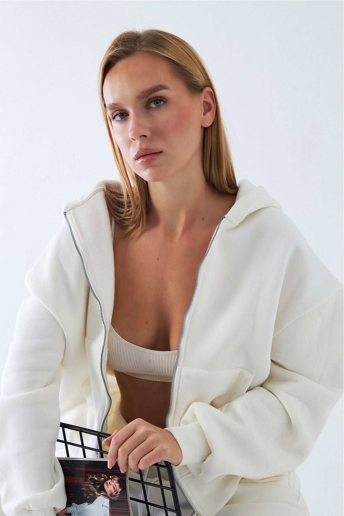 Kadın Oversize Zip Hoodie Beyaz – Fermuarlı, Kapüşonlu, Kangru Cep,  3 İplik Şardonlu Polar