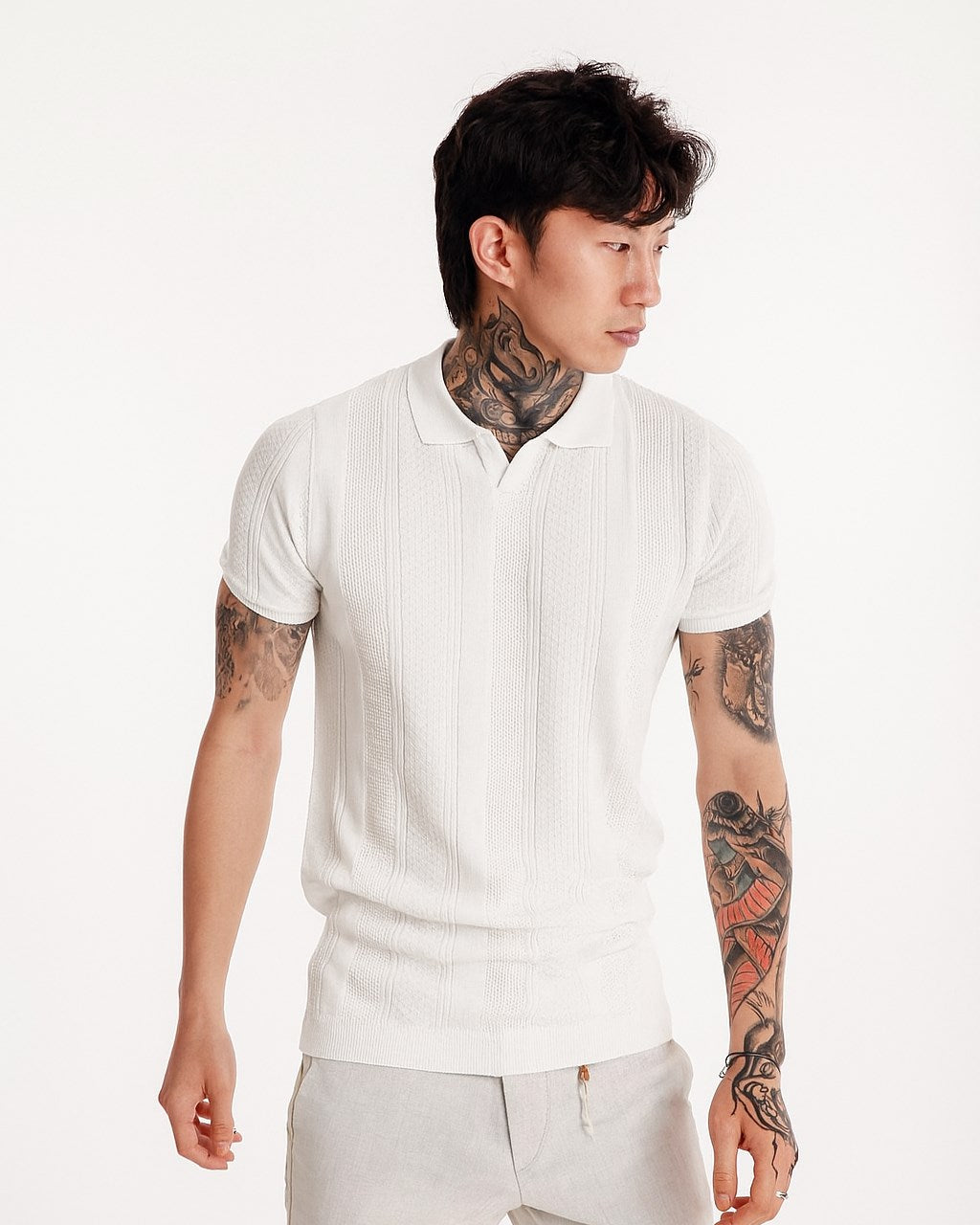 Erkek Beyaz Polo Yaka Triko Tişört – Kısa Kollu, Modern Slim Fit, Yazlık Örgü Dokulu Model