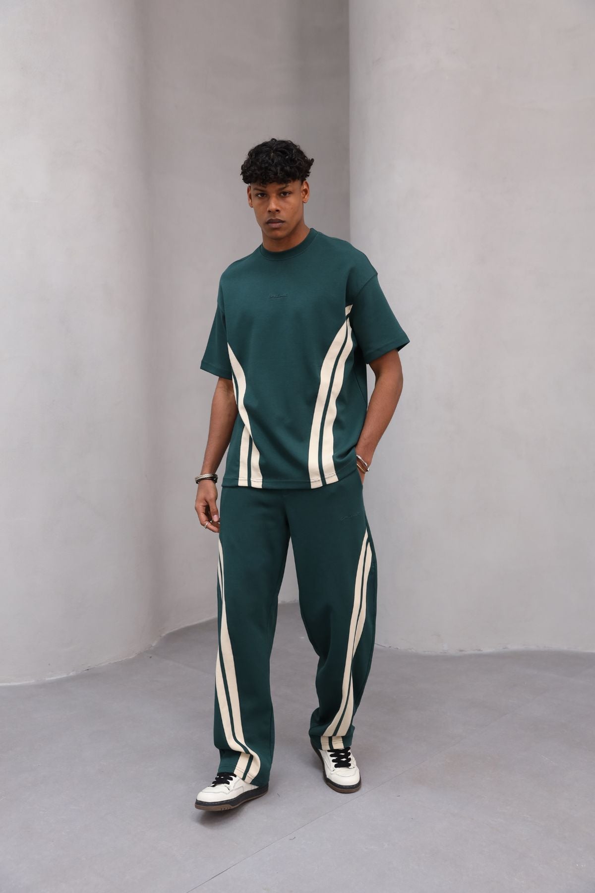 Rahat Kesim Şerit Detaylı Minimal Çizgili Oversize Erkek Günlük Takım