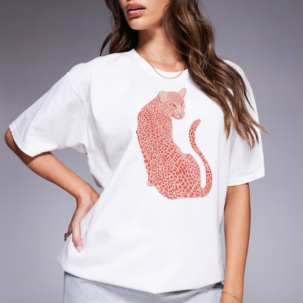 Kadın Beyaz Oversize Tişört – Leopar Baskılı Rahat Kalıp Yazlık Model