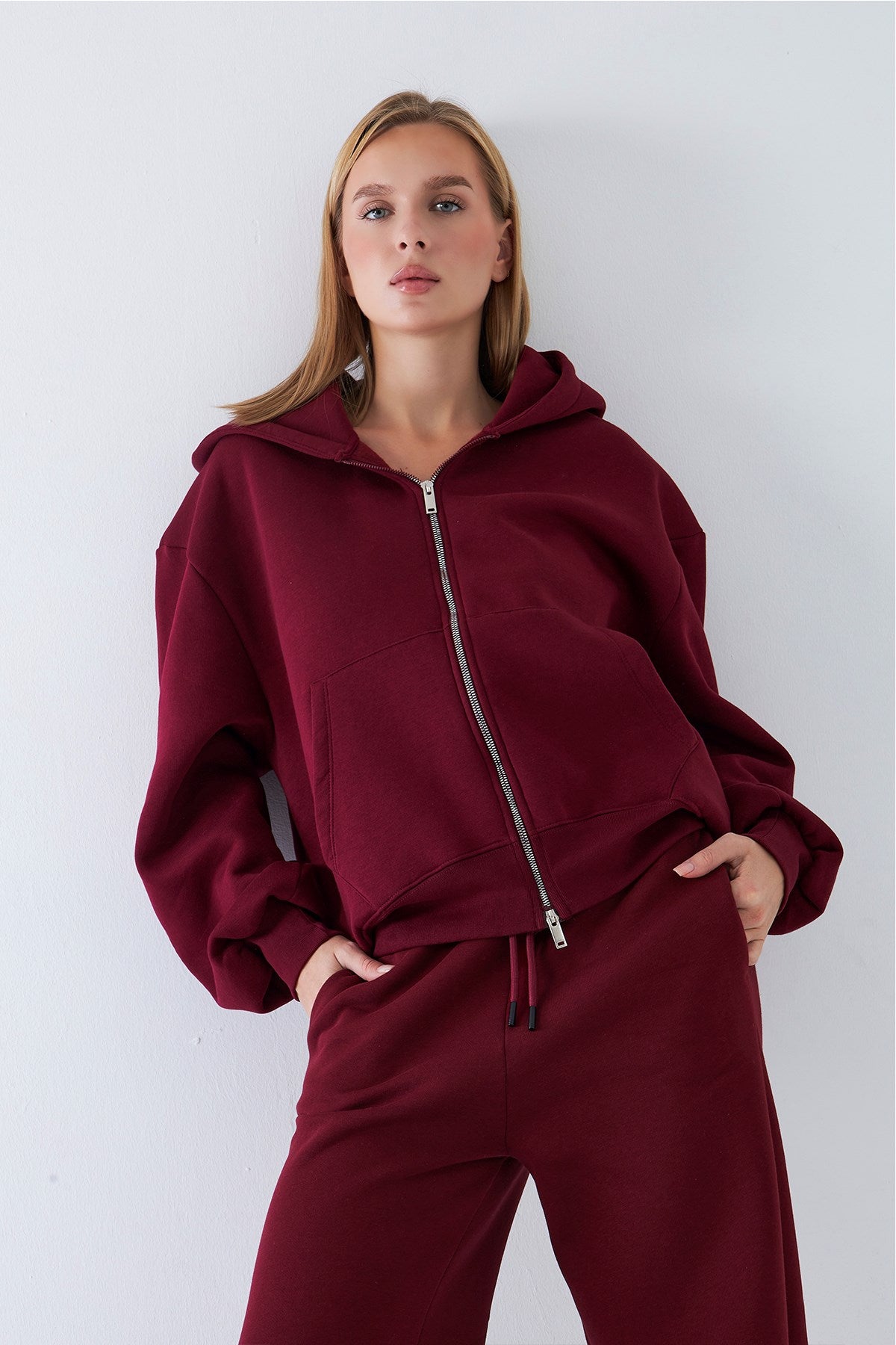 Kadın Oversize Zip Hoodie Bordo – Fermuarlı, Kapüşonlu, Kangru Cep,  3 İplik Şardonlu Polar