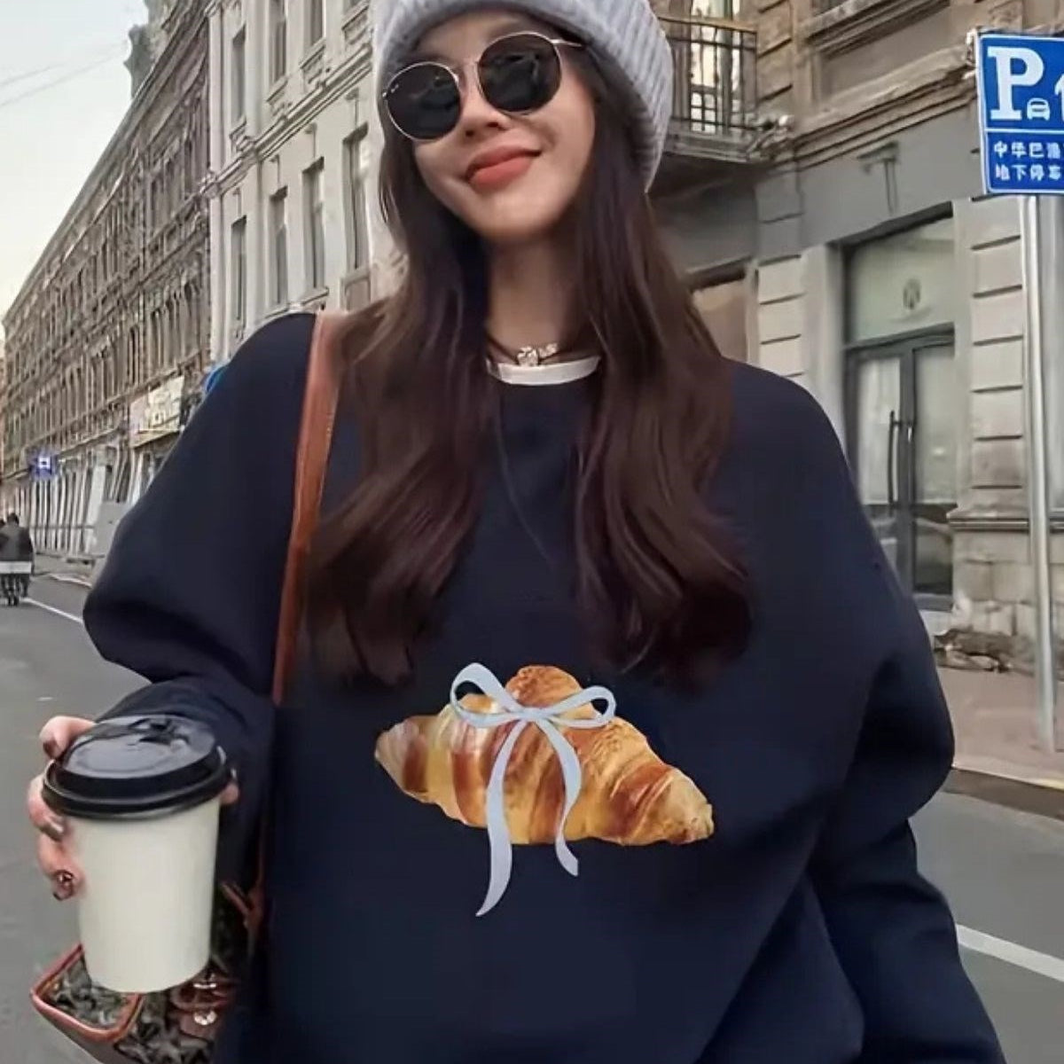 Kadın Oversize Sweatshirt Kurdeleli Croissant Baskılı Lacivert – Bisiklet Yaka, 3 İplik Polar