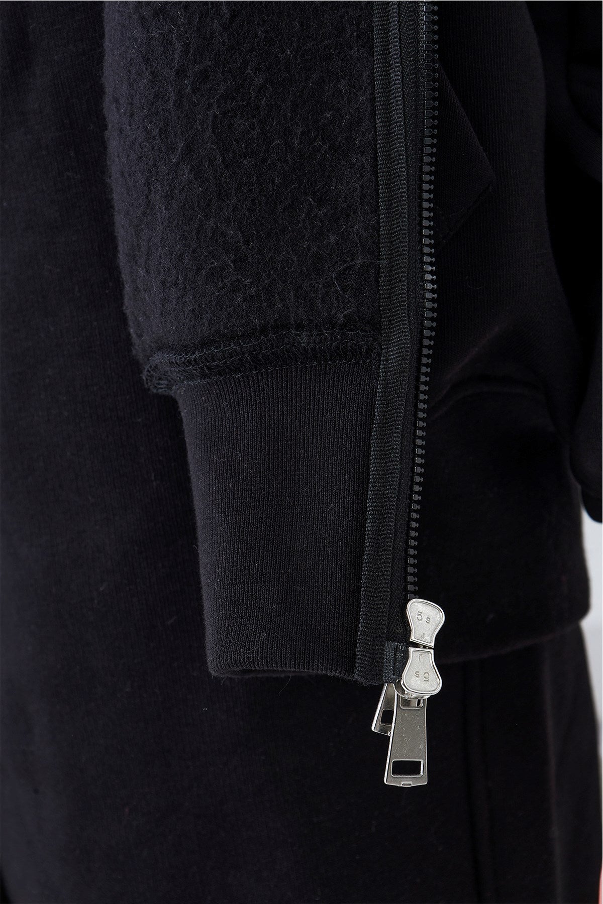 Kadın Oversize Zip Hoodie Siyah – Fermuarlı, Kapüşonlu, Kangru Cep,  3 İplik Şardonlu Polar