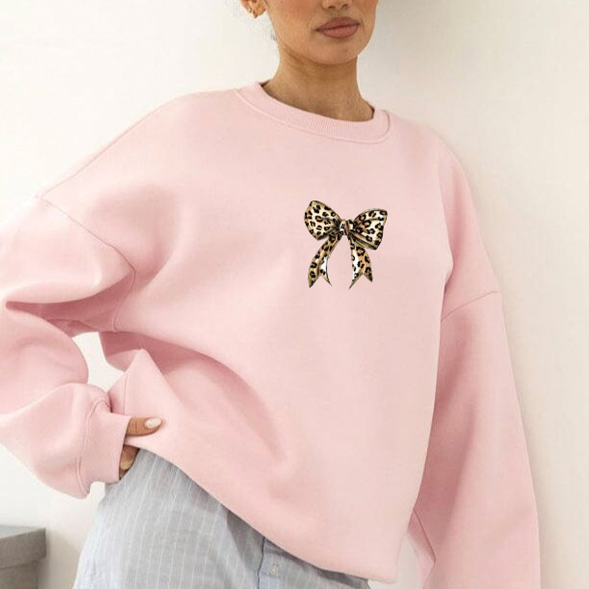 Kadın Oversize Sweatshirt Leo Kurdele Baskılı Pembe – Bisiklet Yaka, 3 İplik Şardonlu Polar