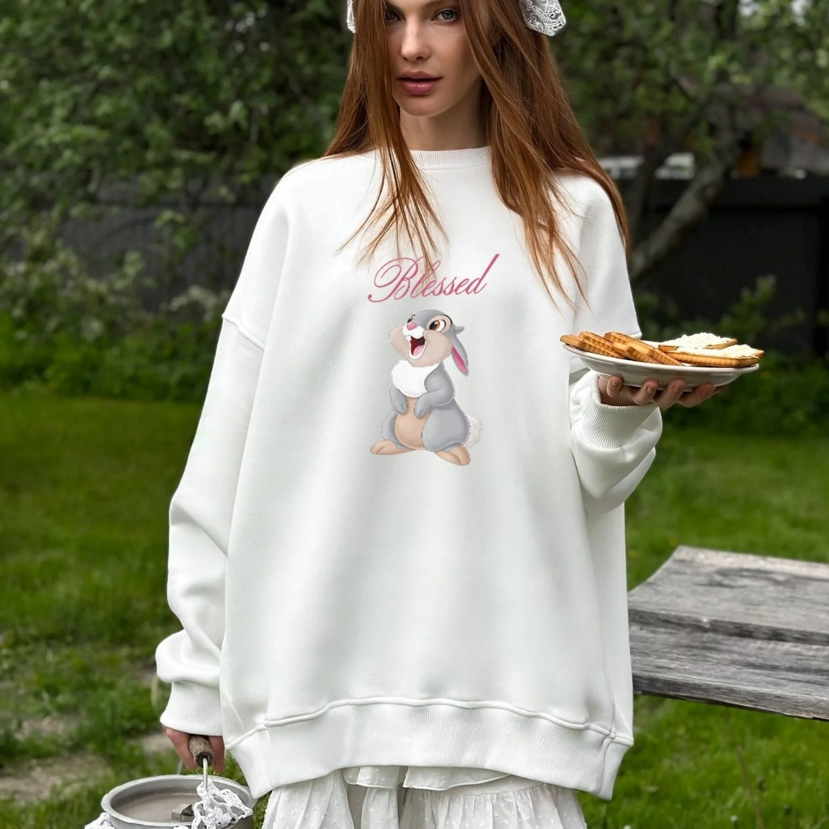 Kadın Oversize Sweatshirt Elbise Blessed Bunny Baskılı Beyaz – Bisiklet Yaka, 3 İplik Şardonlu Polar