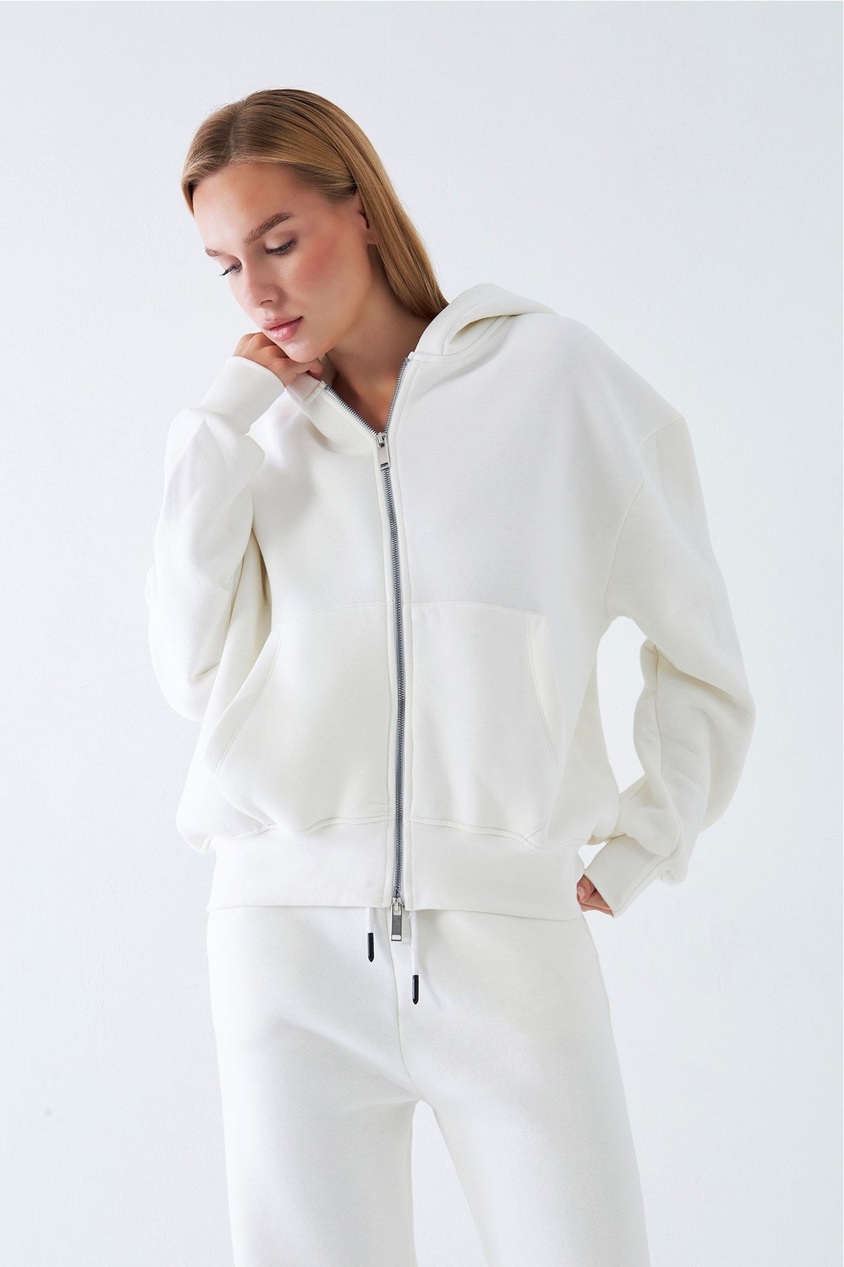Kadın Oversize Eşofman Takımı Zip Beyaz – Fermuarlı, Kapüşonlu, Bol Paça,  3 İplik Şardonlu Polar