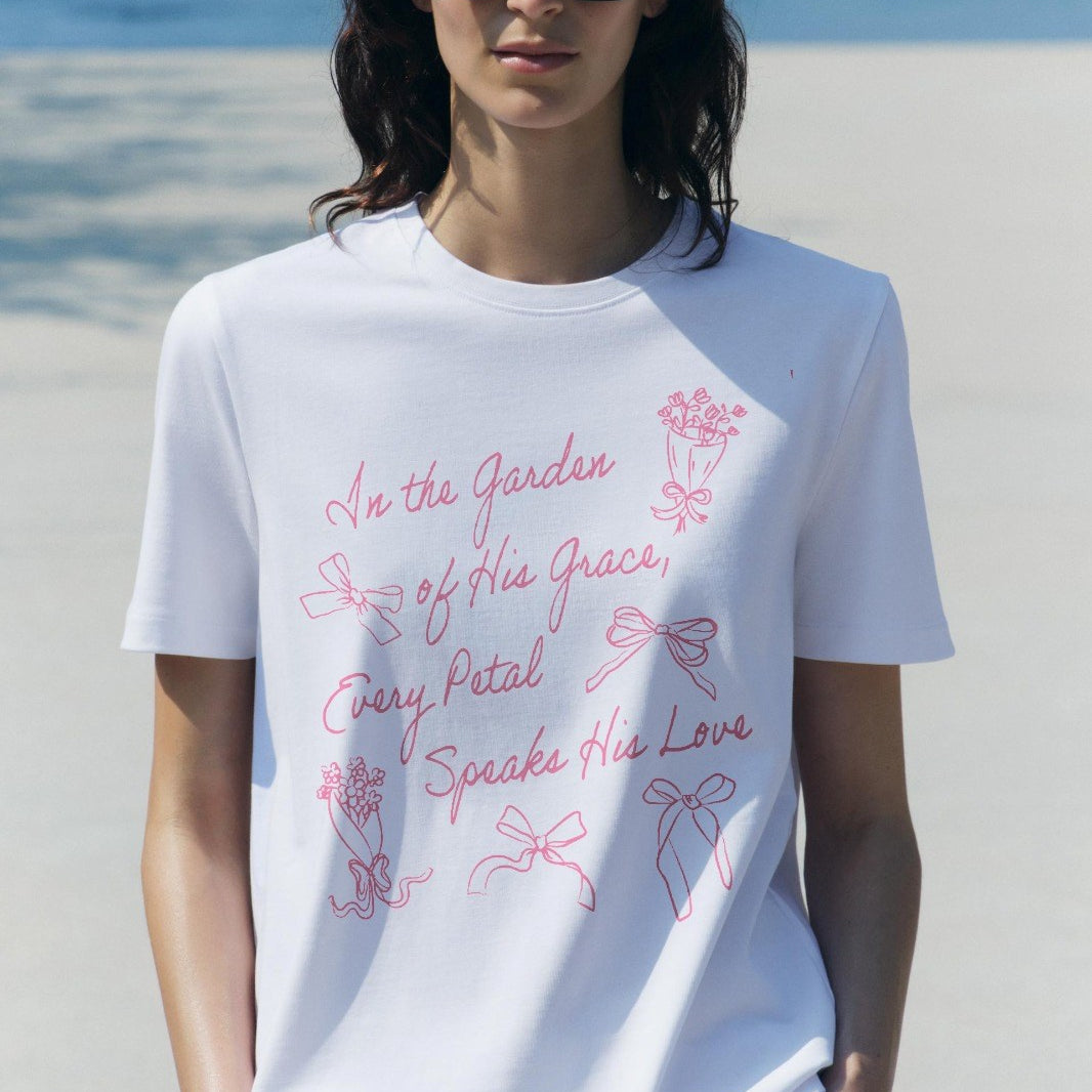 In The Garden Yazılı Fiyonk Baskılı Beyaz Kadın T-shirt