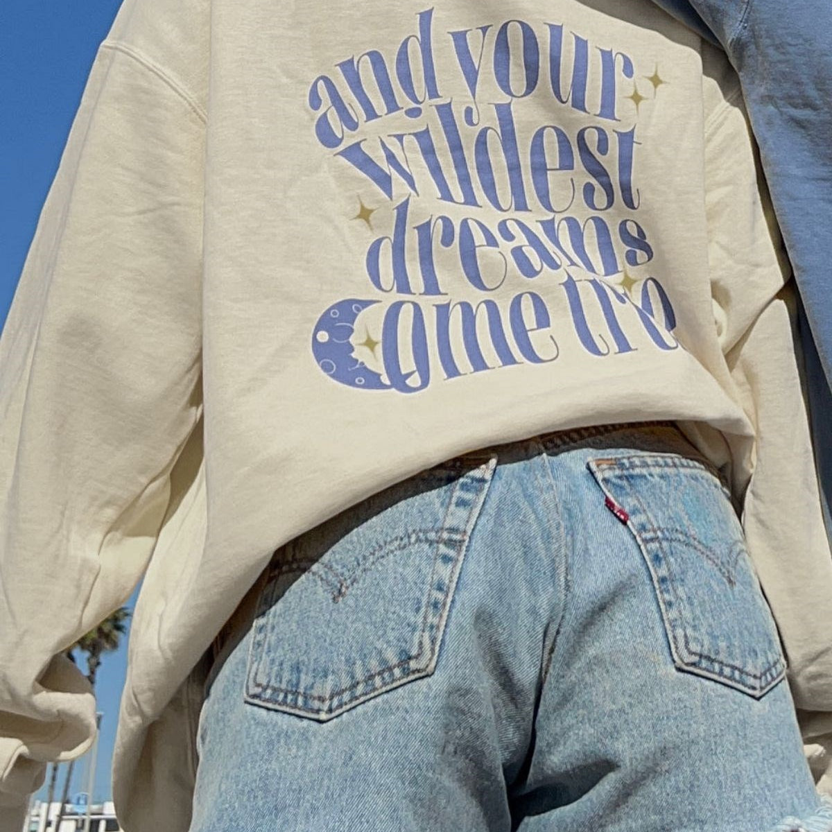 Oversize Unisex Bisiklet Yaka Sweat Kırık Beyaz– 3 İplik Kumaş, Rahat Kalıp, Wildest Dreams Baskılı