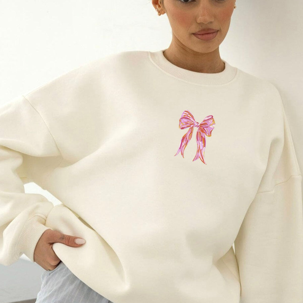 Kadın Oversize Sweatshirt Pembe Kurdele Baskılı Beyaz – Bisiklet Yaka, 3 İplik Şardonlu Polar