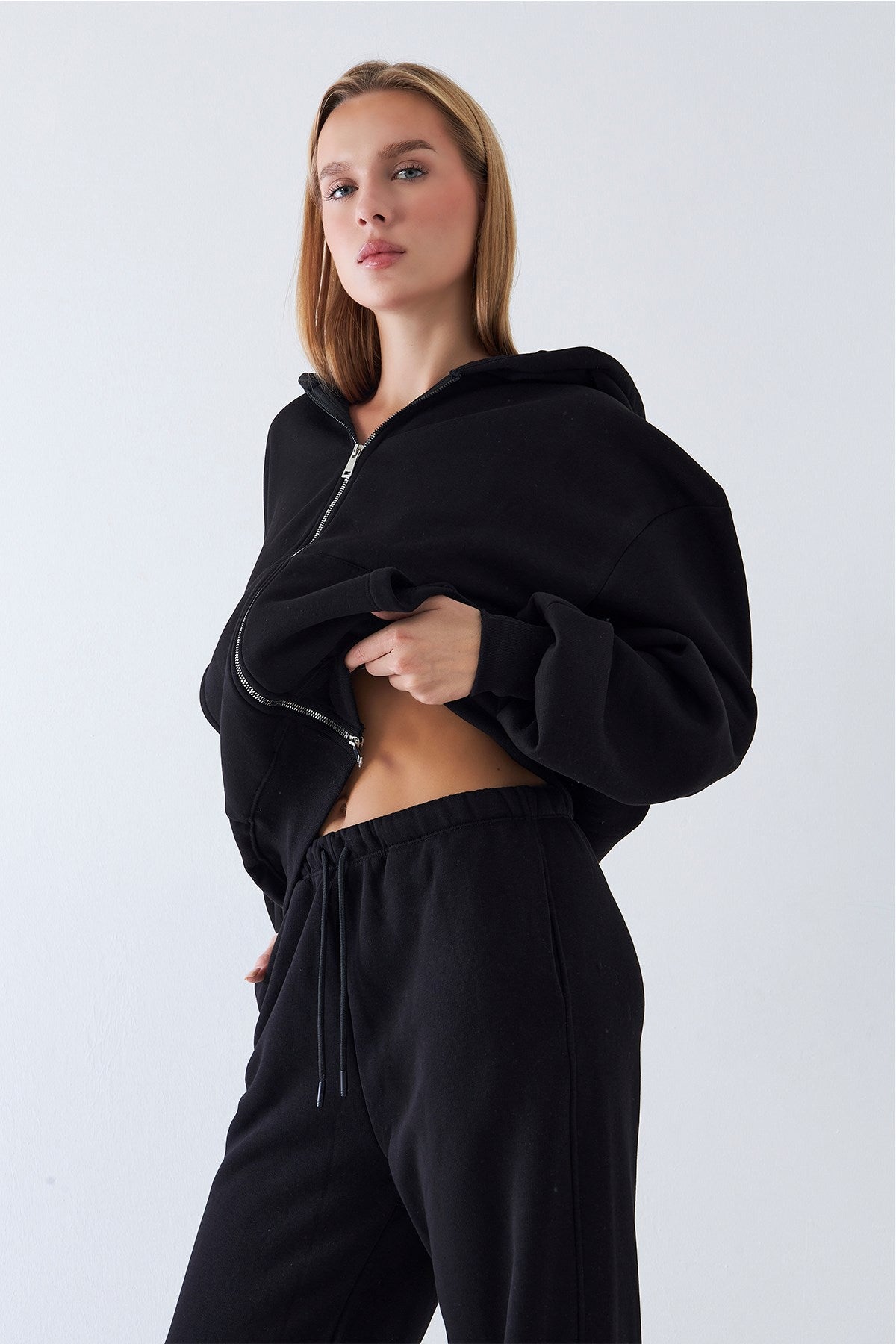 Kadın Oversize Zip Hoodie Siyah – Fermuarlı, Kapüşonlu, Kangru Cep,  3 İplik Şardonlu Polar