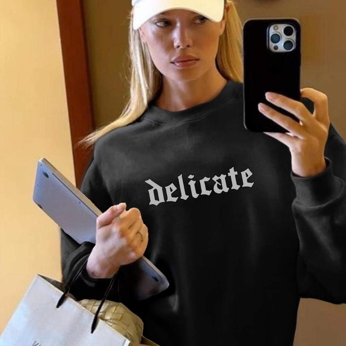 Delicate Yazılı Kadın Siyah Oversize Sweatshirt – Gotik Baskılı, Şardonlu 3 İplik Kumaş