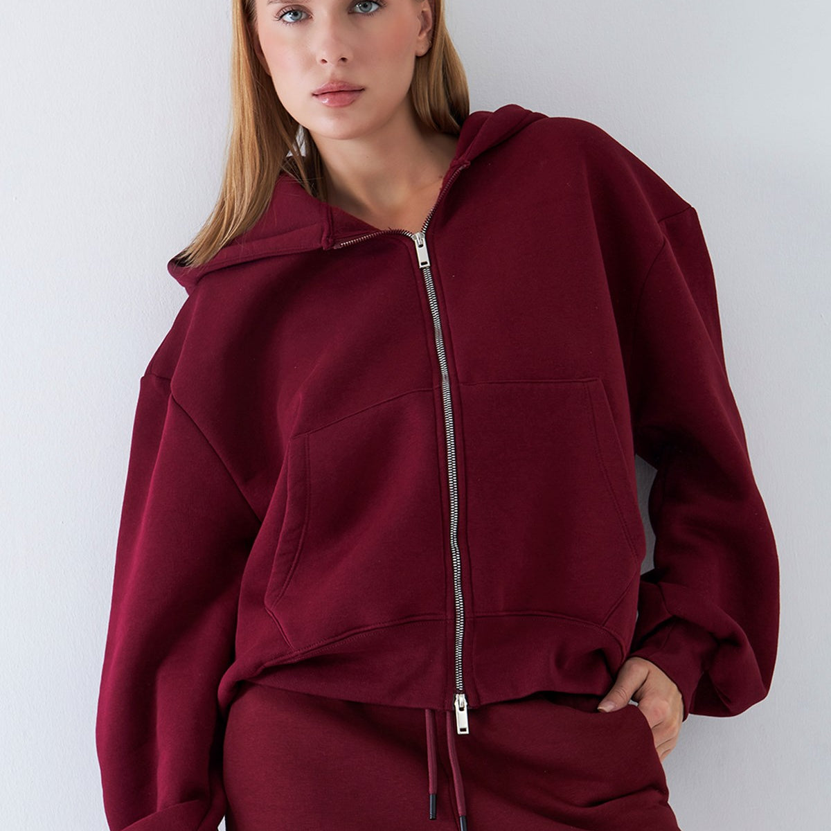 Kadın Oversize Zip Hoodie Bordo – Fermuarlı, Kapüşonlu, Kangru Cep,  3 İplik Şardonlu Polar