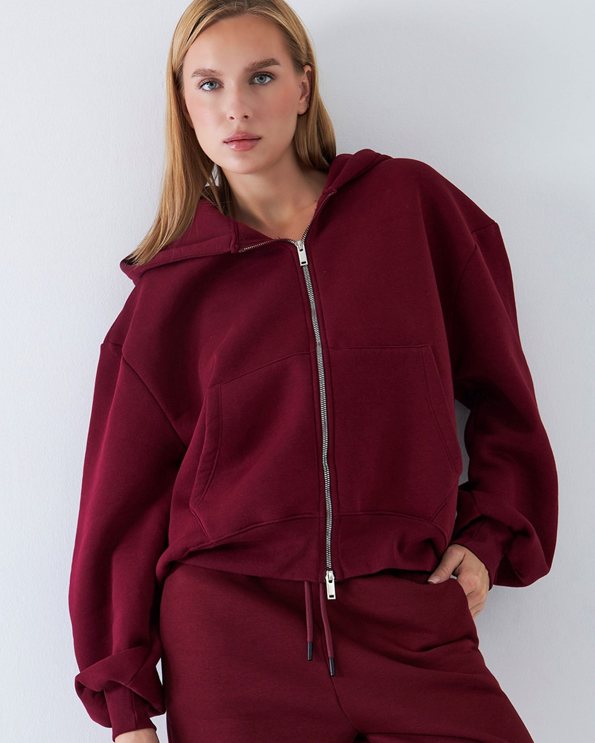 Kadın Oversize Zip Hoodie Bordo – Fermuarlı, Kapüşonlu, Kangru Cep,  3 İplik Şardonlu Polar
