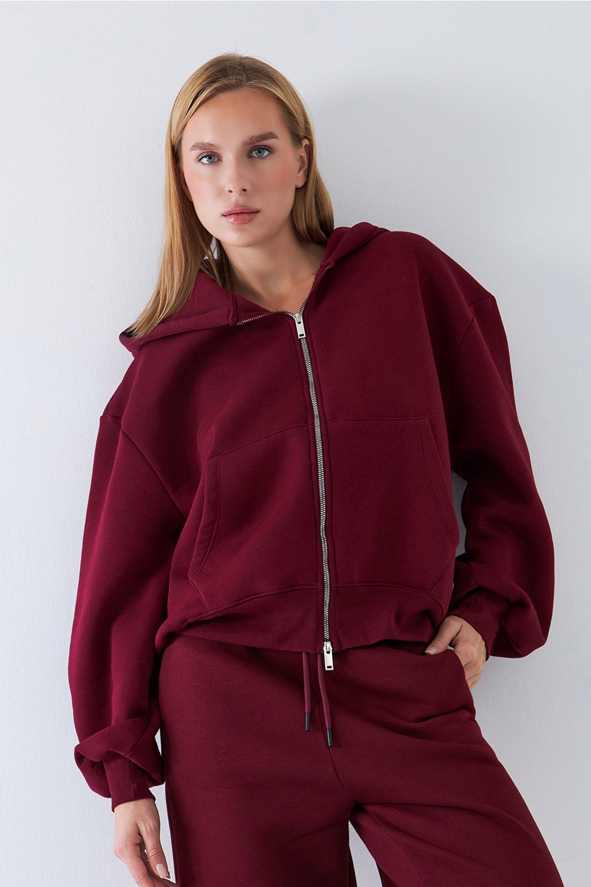 Kadın Oversize Zip Hoodie Bordo – Fermuarlı, Kapüşonlu, Kangru Cep,  3 İplik Şardonlu Polar