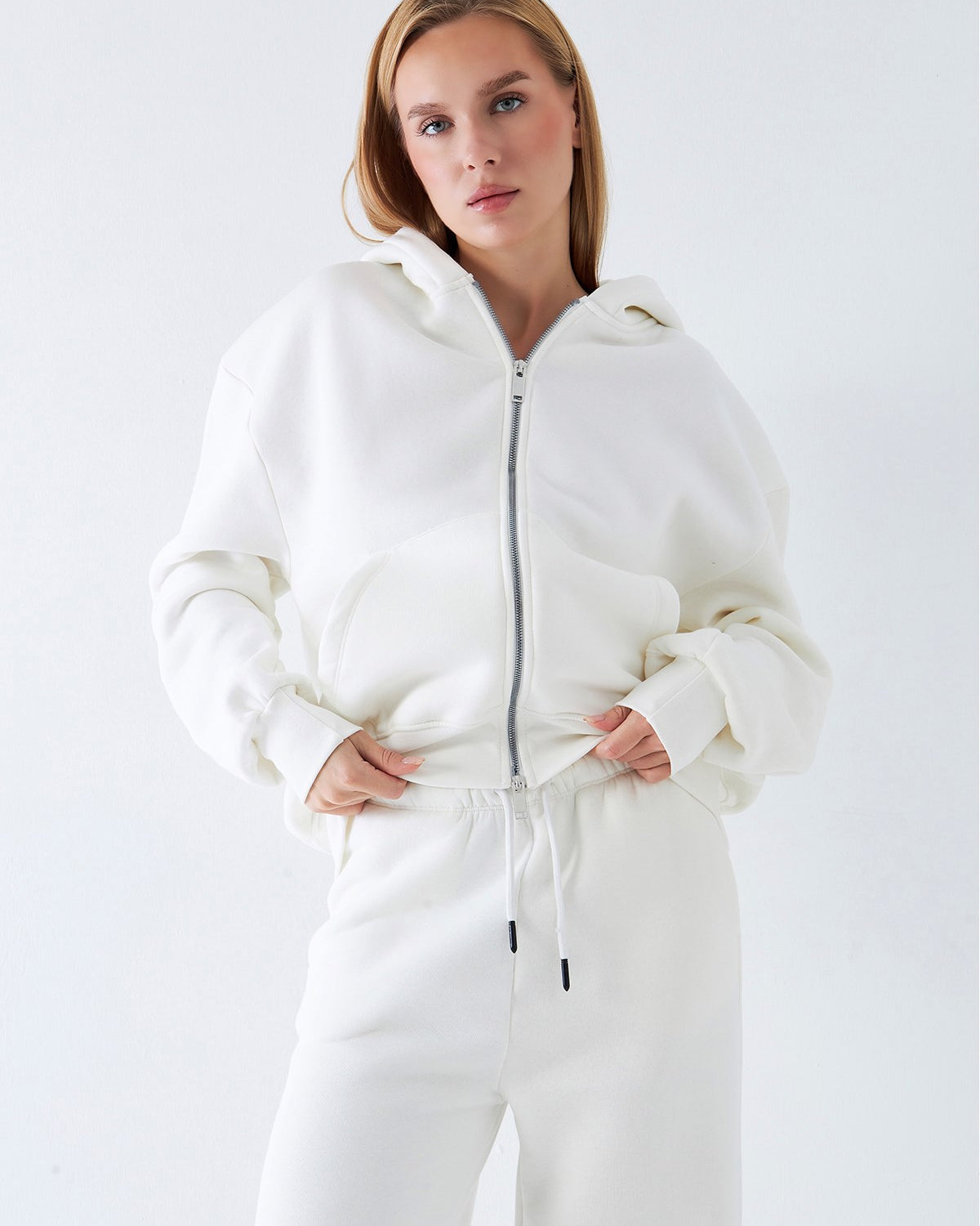 Kadın Oversize Zip Hoodie Beyaz – Fermuarlı, Kapüşonlu, Kangru Cep,  3 İplik Şardonlu Polar